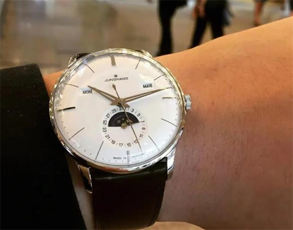 荣汉斯手表表蒙有划痕解决方法